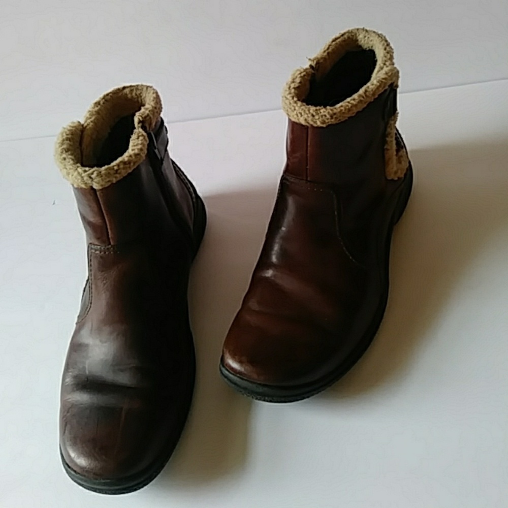 Clarks low brown distressed leather boots-sz 4B